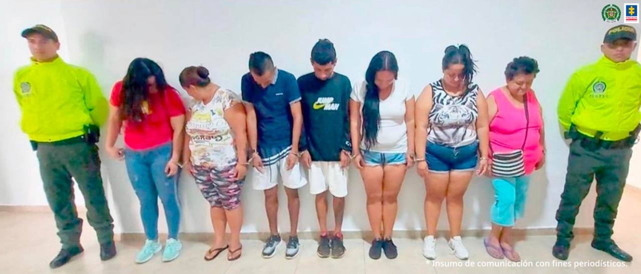 En la foto se puede apreciar 7 de los capturados con los custodios de la Policía.
