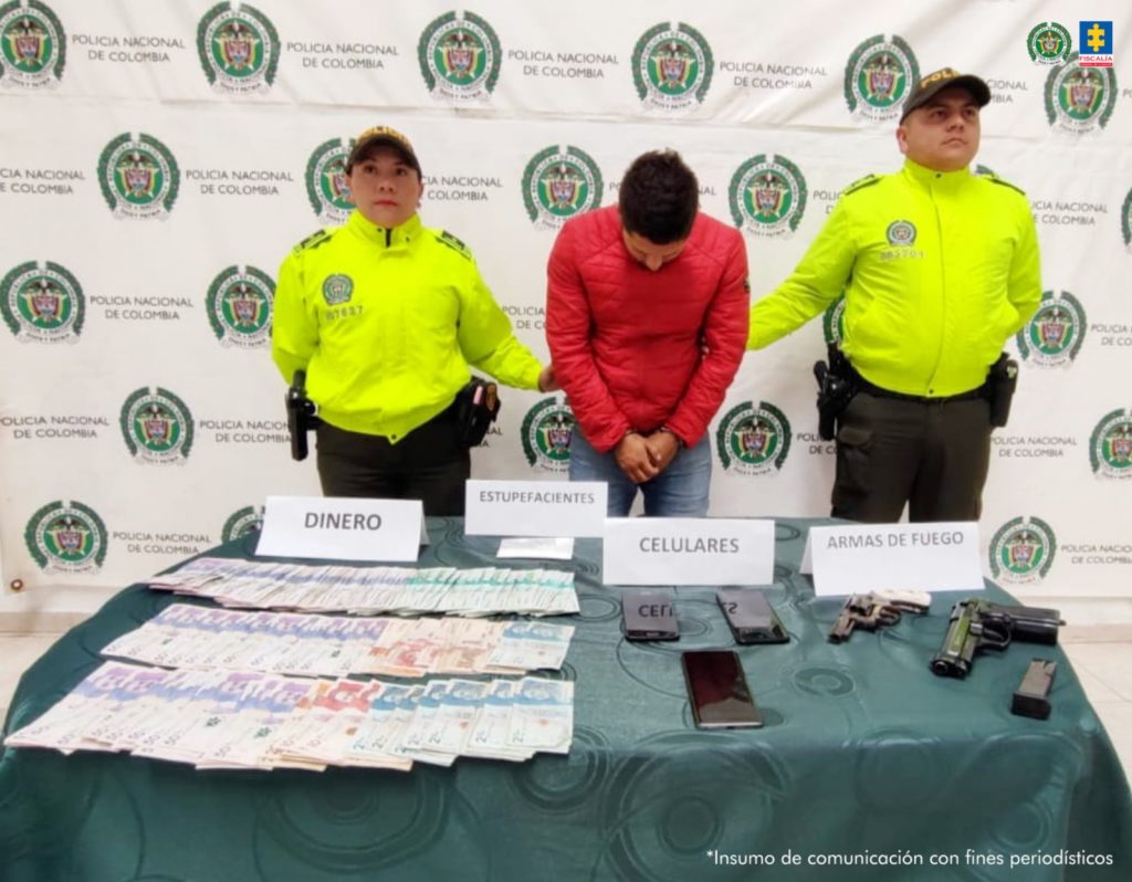 Los capturados se encuentran en diferentes fotos y en cada una de ellas se encuentran custodiados por uniformados de la Policía Nacional. Detrás hay backing de la Policía Nacional.