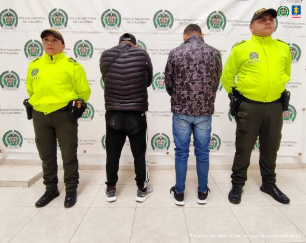 Los capturados se encuentran en diferentes fotos y en cada una de ellas se encuentran custodiados por uniformados de la Policía Nacional. Detrás hay backing de la Policía Nacional.