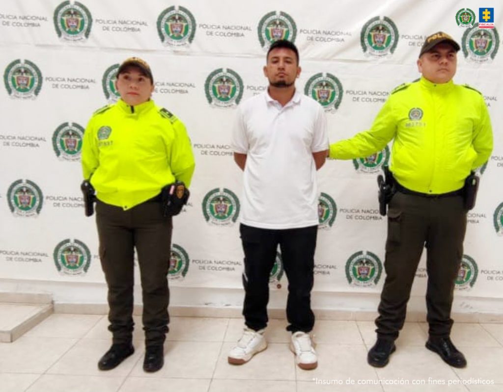 Los capturados se encuentran en diferentes fotos y en cada una de ellas se encuentran custodiados por uniformados de la Policía Nacional. Detrás hay backing de la Policía Nacional.