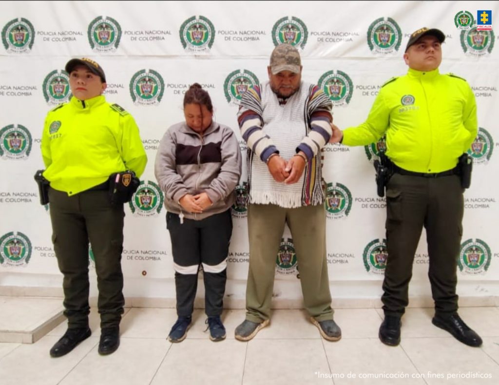Los capturados se encuentran en diferentes fotos y en cada una de ellas se encuentran custodiados por uniformados de la Policía Nacional. Detrás hay backing de la Policía Nacional.