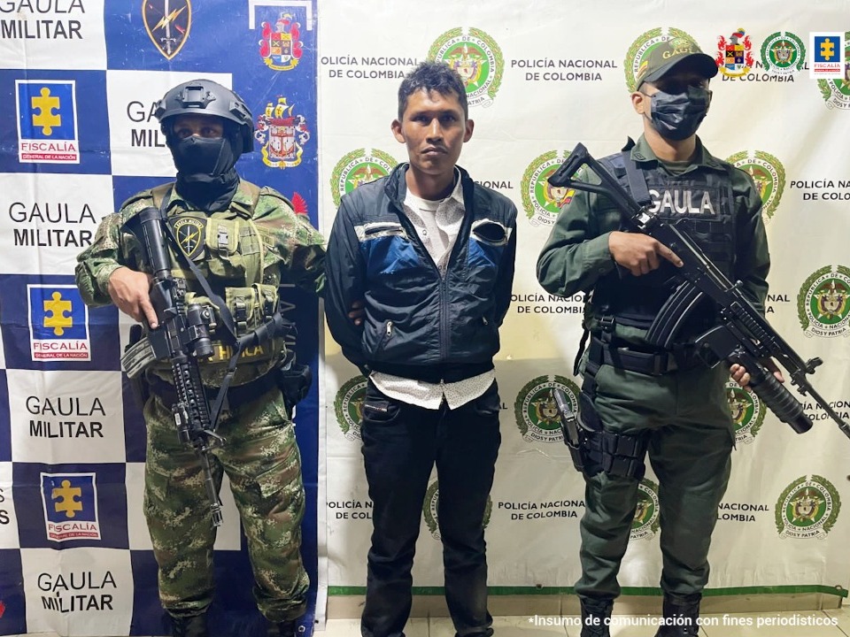 En las fotografía aparece un capturado, junto a personal de Gaula Militar y Gaula Policía Nacional. En la parte posterior de la imagen se ven banners de Policía Nacional y la Fiscalía General de la Nación.