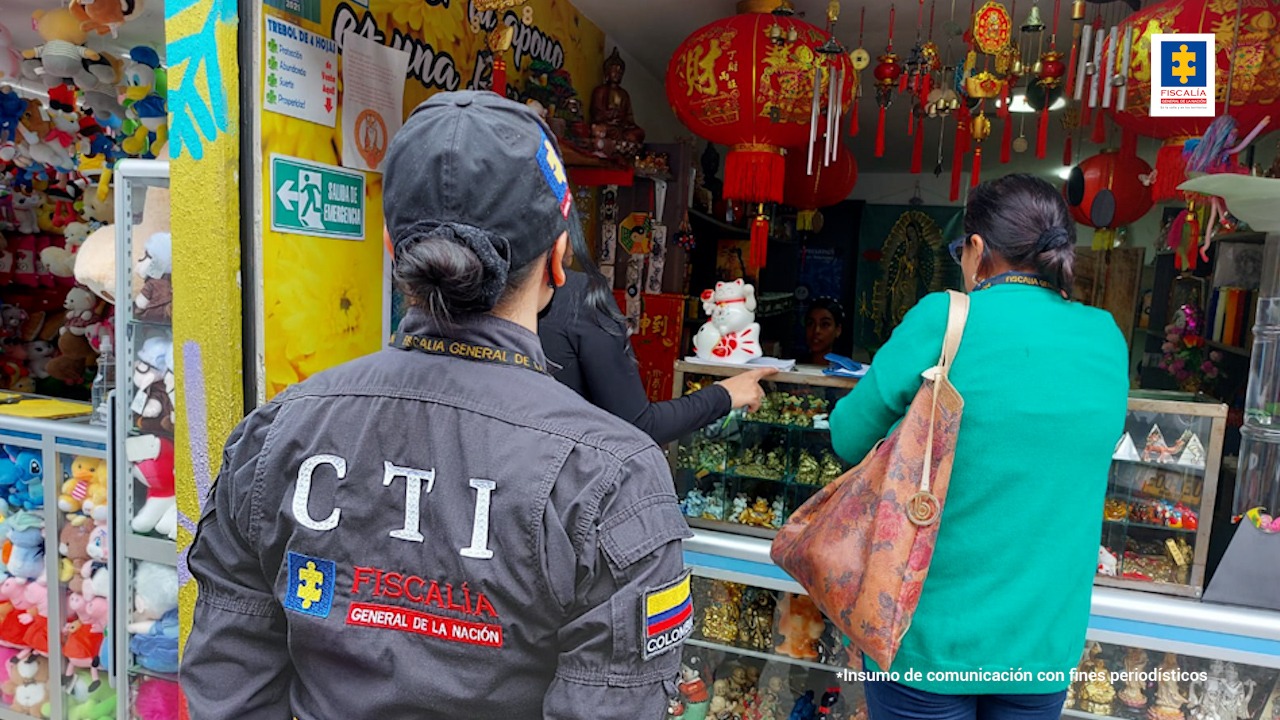 En la Imagen se observan funcionarios del CTI quienes están tomando posesión de establecimiento comercial que habrían sido adquirido en Manizales por el exsenador Mario Alberto Castaño Pérez con dineros producto de actos de corrupción.