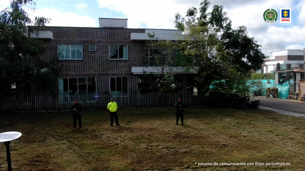 En la imagen aparece el bien incautado y frente a él personal de Policía y Fiscalía. 
