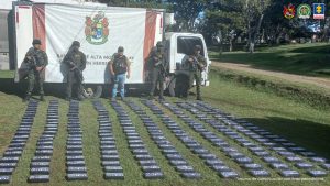 En la fotografía aparecen un servidor del CTI, dos agentes de la Policía Nacional y soldados del Ejército Nacional. En la parte posterior están los 250 kilogramos de cocaína transportados en un camión