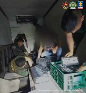 En la fotografía aparecen un servidor del CTI, dos agentes de la Policía Nacional y soldados del Ejército Nacional. En la parte posterior están los 250 kilogramos de cocaína transportados en un camión
