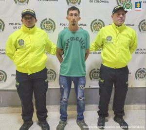 Funcionarios de la Policía Nacional custodian a los procesados tras sus capturas realizadas en Barranquilla.  