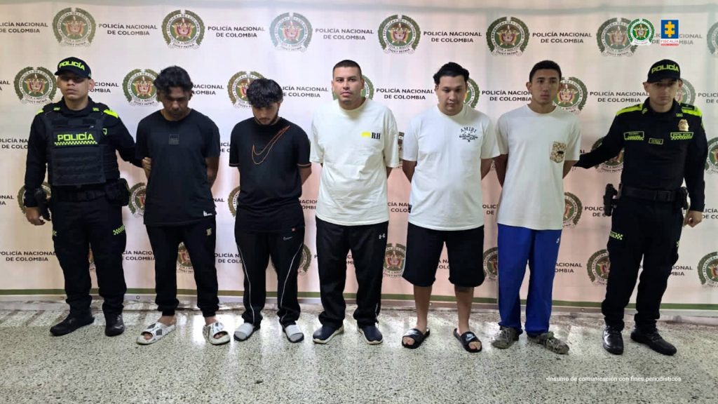En la imagen están los 5 procesados con dos servidores de la Policía Nacional a los lados