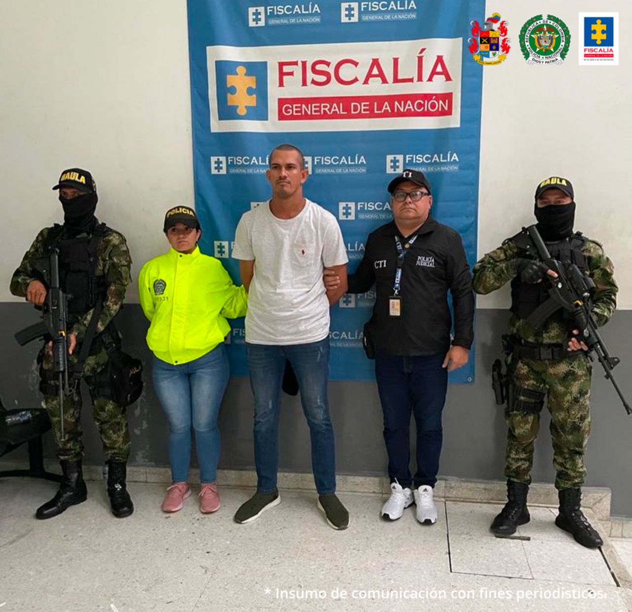 En la imagen aparece el procesado atado de manos, en compañía de un investigador del CTI, una agente de la Policía y dos uniformados del Ejército Nacional.