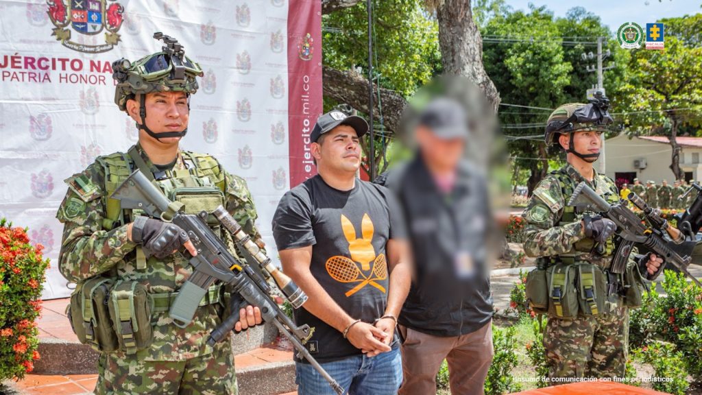 En la foto se observa los 256 paquetes de marihuana en el piso, y también se observa la camioneta de fondo.