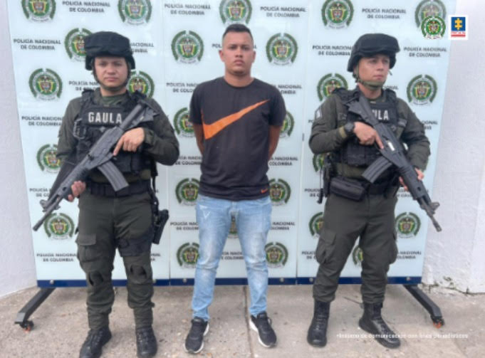 En la foto se puede apreciar a dos policías custodiando al hoy asegurado.