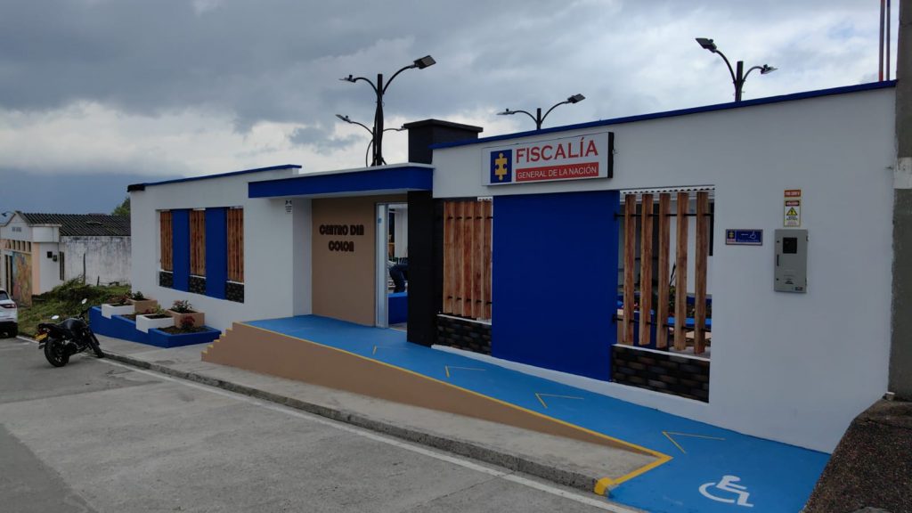 En la foto se observa la parte de afuera del CAF, la fachada y el acceso a las instalaciones en Colón (Putumayo).
