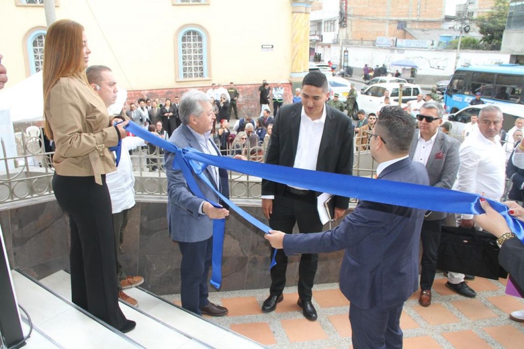 Fotografia en donde se puede ver a varios funcionarios publicos en acto de inauguración del centro de atención