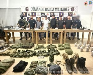  En la imagen están los 6 procesados en medio de un servidor del CTI y otro del Ejército Nacional con las armas, municiones, radios de comunicación y chalecos multipropósito incautados