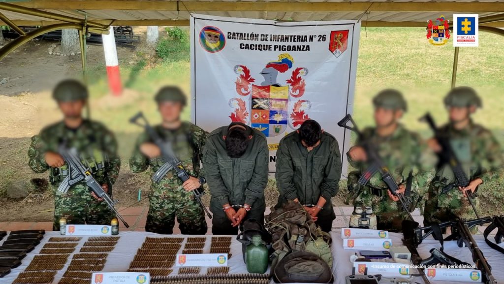 Los judicializados se encuentran esposados y en custodia por servidores del Ejército Nacional.