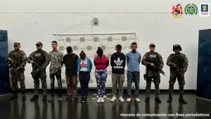En la imagen están los 6 investigados con servidores de la Policía y el Ejército Nacional