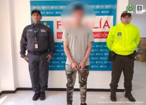 en la foto se aprecia un funcionario del CTI y un miembro de la Policía custodiando al asegurado.