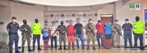 Los capturados aparecen en medio de servidores del CTI de la Fiscalía y uniformados del Ejército, armada nacional y la PolicíaNacional.