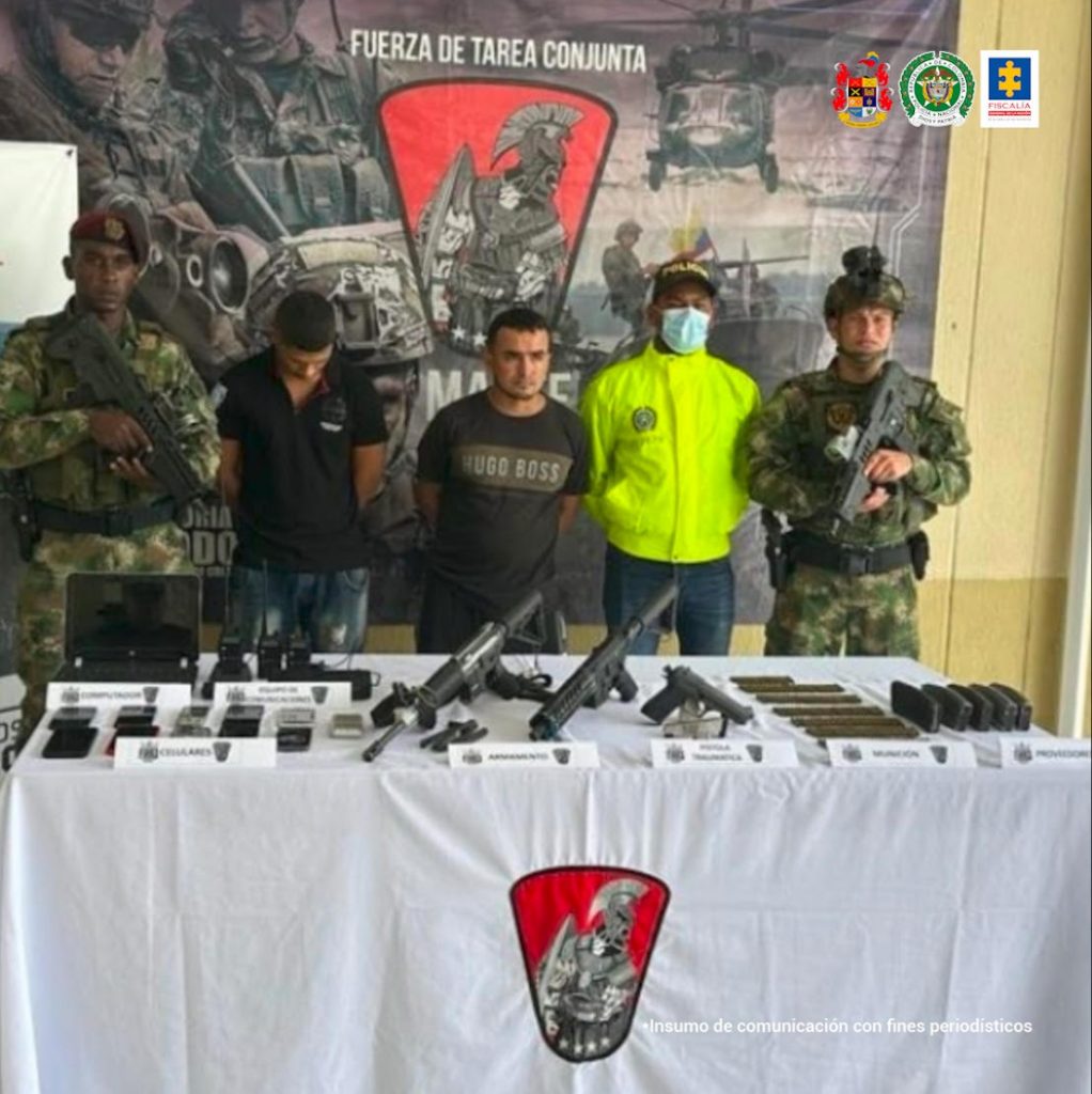 Se aprecia en la imagen a los asegurados con funcionarios de la Policía y el Ejército.