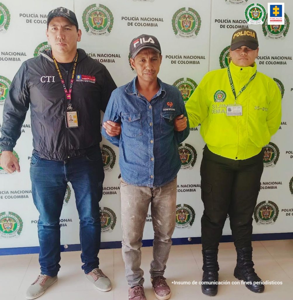 en la foto se aprecia al asegurado siendo custodiado por funcionarios del CTI y la Policía.