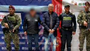 En las fotografías aparecen los dos capturados junto a dos servidores del CTI, dos agentes de la Policía Nacional y dos soldados del Ejército. En la parte superior están dos banners de la Fiscalía General de la Nación