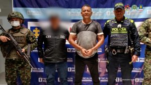 En las fotografías aparecen los dos capturados junto a dos servidores del CTI, dos agentes de la Policía Nacional y dos soldados del Ejército. En la parte superior están dos banners de la Fiscalía General de la Nación