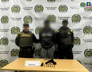 En la fotografía aparecen lo tres capturados junto a un infante de la Armada y cinco agentes de la Policía Nacional. En la parte superior esta un banner de la Policía Nacional y otro banner de la Armada Nacional