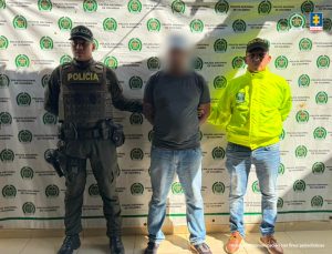 Fotos 1 Y 2 capturados de frente, custodiados por policías y militar del Ejército Nacional.