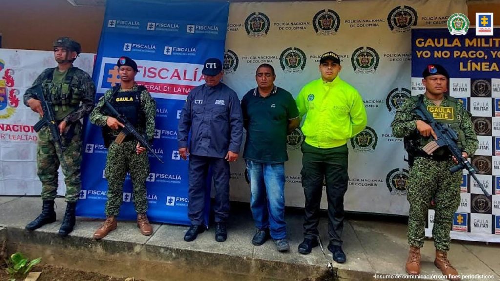 En la imagen se ve una persona capturada entre uniformados de la Fiscalía, la Policía, el Ejército y la Armada.
