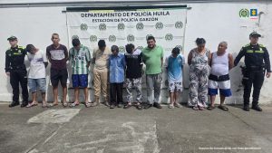 En la foto aparecen algunos uniformados de la Policía Nacional dentro de unos de los inmuebles allanados. 