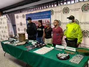 En la imagen aparecen los tres procesados acompañados de un servidor del CTI y otro de la policía. Frente a ellos hay una mesa con varios elementos incautados al momento de la captura.