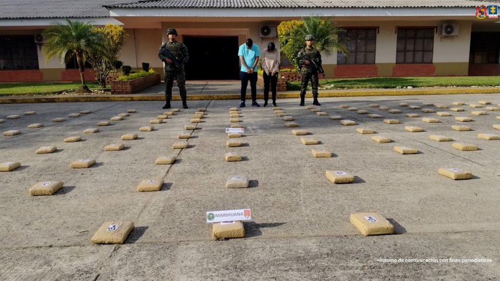 En la foto aparecen los dos capturados de frente y custodiados por dos uniformados del Ejército Nacional. En la foto aparece en el piso los paquetes de marihuana que venían dentro de la camioneta 
