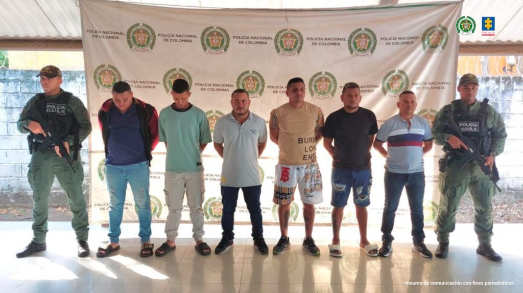 Martha Mancera, Fiscal Mancera, Fiscal Martha Mancera En la imagen aparecen seis personas detenidas, entre dos uniformados de la Policía.