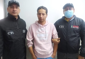 En las imágenes se ven personas capturadas entre uniformados de la Policía y el CTI de la Fiscalía.