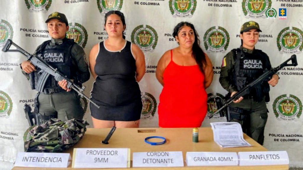 En la fotografía aparecen las dos capturadas junto a dos uniformadas del Gaula de la Policía. En la parte posterior está una mesa con explosivos y propaganda subversiva