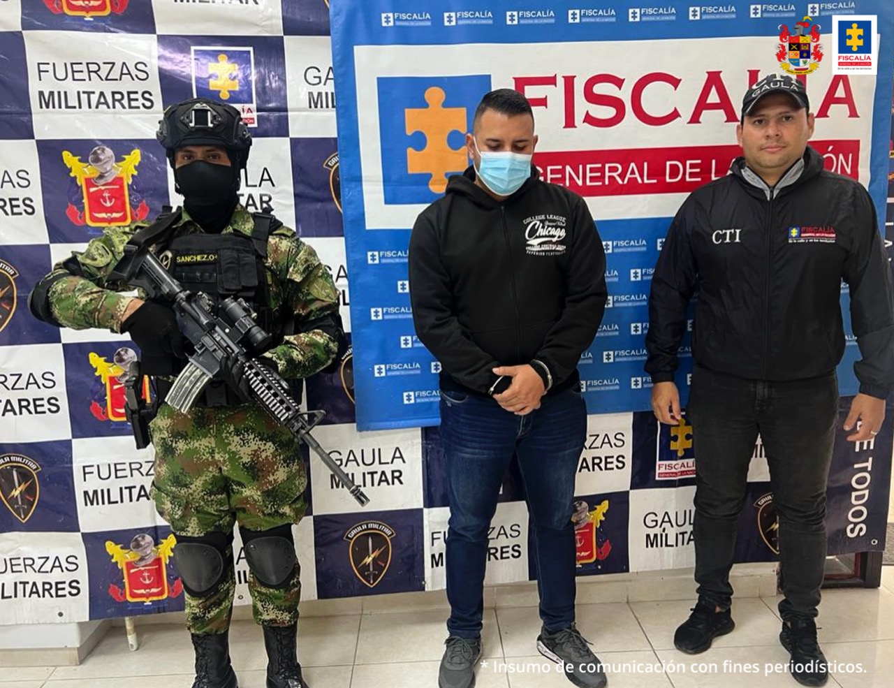 En las fotografía aparece un capturado, junto a personal de CTI y Ejército Nacional. En la parte posterior de la imagen se ven banners de Ejército Nacional y la Fiscalía General de la Nación.