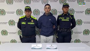 En cada foto se observan los procesados en medio de integrantes de la Policía Nacional.