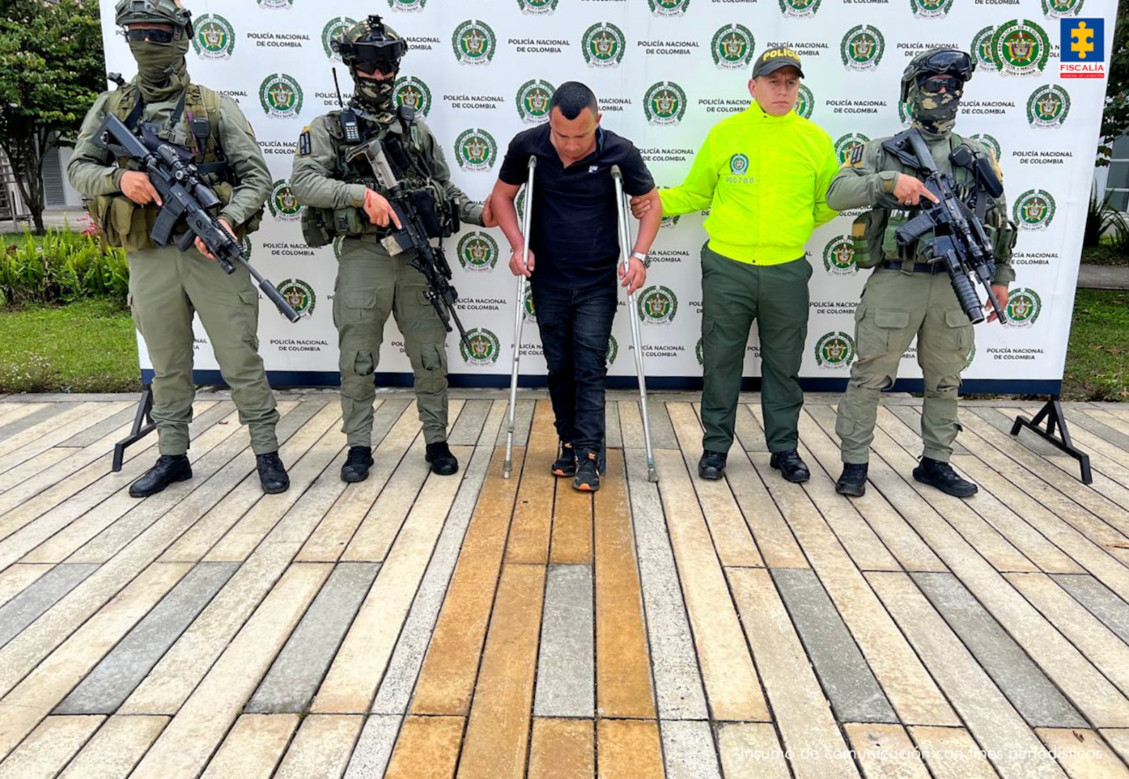 Aparece el capturado en muletas, en el centro de la imagen. A su lado aparecen miembros del Ejército y la Policía.