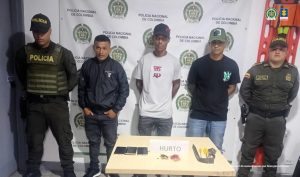 En la fotografía se aparecen de pie, dos de ellos con los brazos atrás y uno con las manos en los bolsillos del pantalón Carlos Andrés Teherán, Jhon Freddy Cortes Loaiza y José Edgar Morán Becerra. Uno, viste con Chaqueta de color negro,  pantalón negó y zapatillas negras con zuela blanca. Otro viste con camista de mangas cortas, de color blanco; usa gorra de color negro, jean gris desgastado y zapatos negros. Un tercero usa gorra de color verde oliva, camiseta de mangas cortas, de color negro, jean azul claro y zapatos negros. En sus extremos hay uniformados de la Policía Nacional. Delante de ellos hay una superficie y sobre ella se aprecian tres celulares, joyas y herramientas. Detrás de ellos hay un pendón institucional de la Policía.
