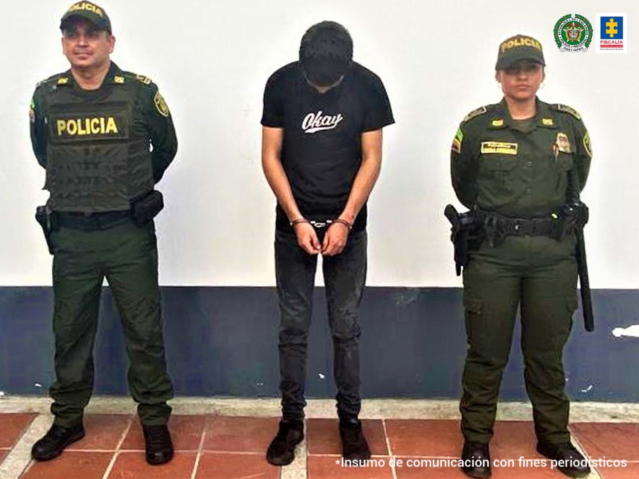 En la imagen aparece el capturado, y está custodiado por dos integrantes de la policía nacional.