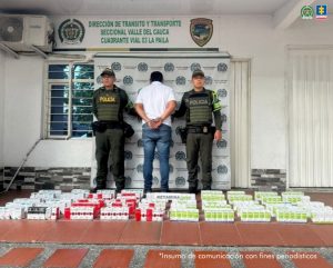 En la fotografía aparece de pie, de espaldas a la cámara, con los brazos atrás y esposado Carlos Hernán Castro Becerra. Viste con camisa de mangas cortas y color blanco; jean azul. En sus extremos hay uniformados de la Policía Nacional. En la parte delantera y sobre el piso se aprecian gran cantidad de cajas de colores blanco, verde, azul y rojo. Sobre las cajas hay un letrero que dice: ‘Ketamina’. En la parte posterior hay un pendón institucional de la Policía.