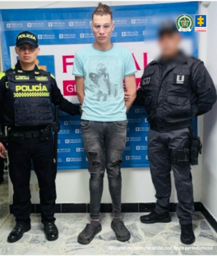En la fotografía aparece de pie y con los brazos atrás Carlos José Ruiz Rodríguez. Viste con camiseta de manga corta, azul clara, con estampado de color gris; jean gris desgastado y pantuflas negras. A su extremo izquierdo hay un servidor del CTI de la Fiscalía y al derecho un uniformado de la Policía Nacional. Detrás de ellos hay un pendón institucional de la Fiscalía.