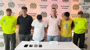 En la imagen están los 4 presuntos responsables de hurtos en el occidente antioqueño acompañados de 2 servidores de la Policía Nacional