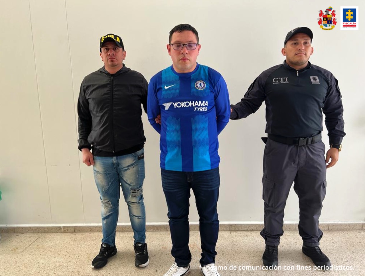 En la fotografía aparece un capturado, junto a personal de CTI y Ejército Nacional. En la parte posterior de la imagen se ven banners de Ejército Nacional y la Fiscalía General de la Nación.