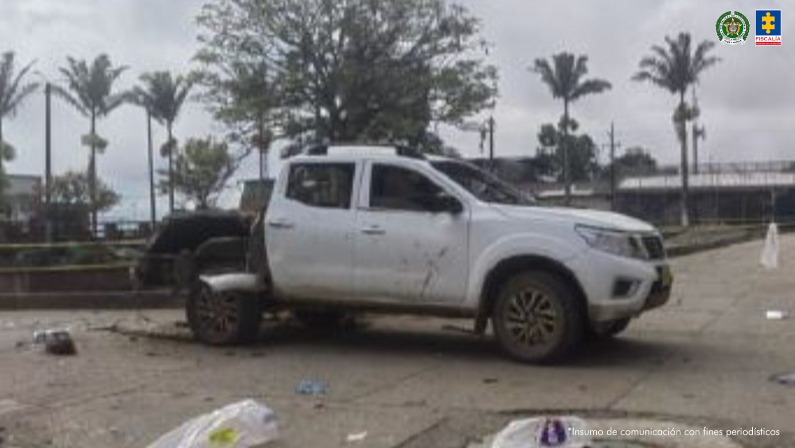 En la imagen aparece una camioneta blanca destruida en la parte trasera.