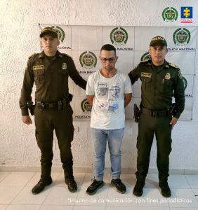  En la imagen aparece el procesado en medio de dos patrulleros de la Policía Nacional.