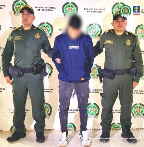 En la imagen aparece el procesado de frente, en medio de una pareja de servidores de la Policía Nacional.