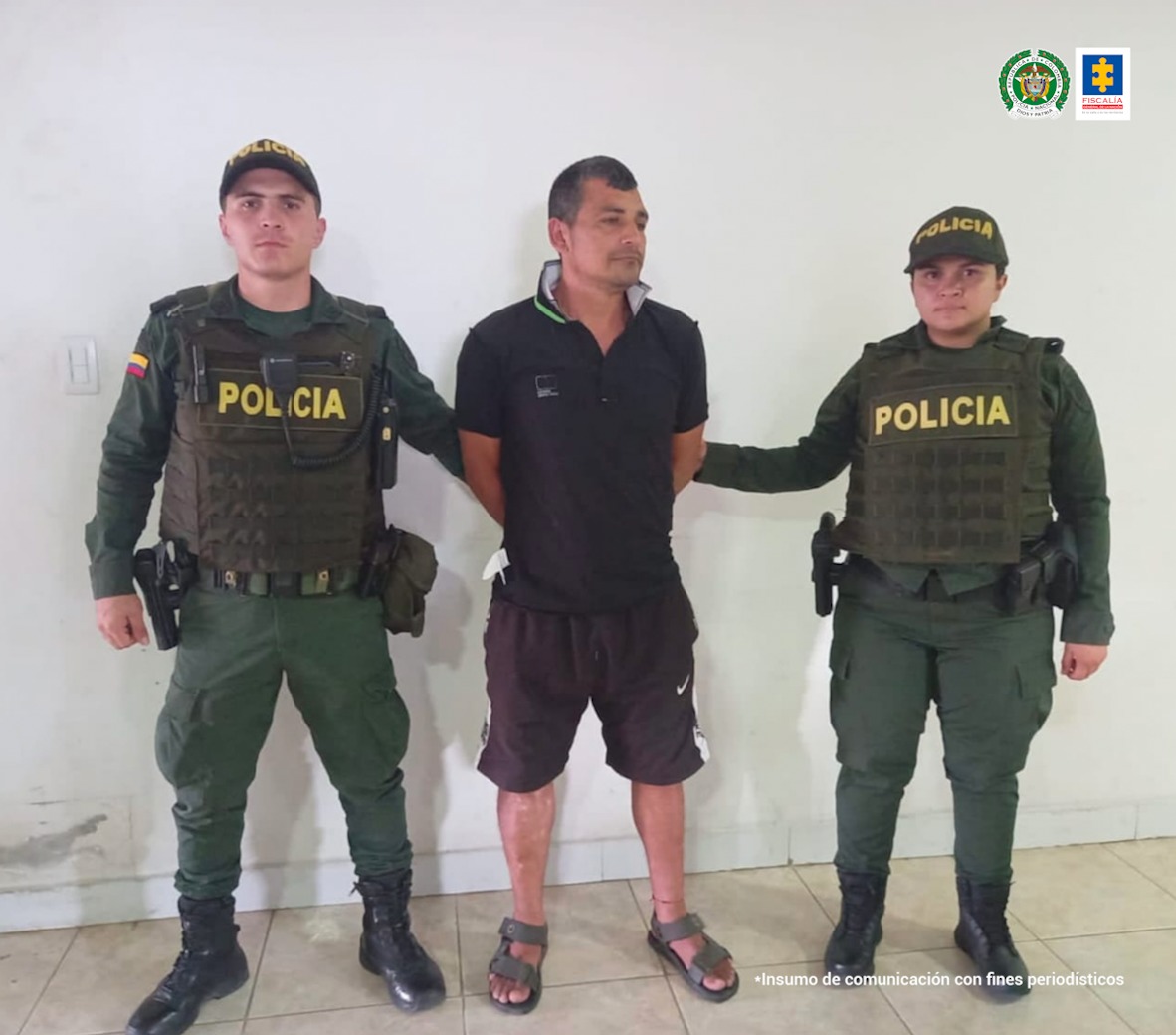 En las fotografías aparecen dos capturados, junto a personal Policía Nacional. En la parte posterior de la imagen se ven banners de Policía Nacional y la Fiscalía General de la Nación.