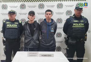 En la foto aparece los capturados de frente y custodiado por dos uniformados de la Policía Nacional. En la foto también aparece un backing de la Policía Nacional.