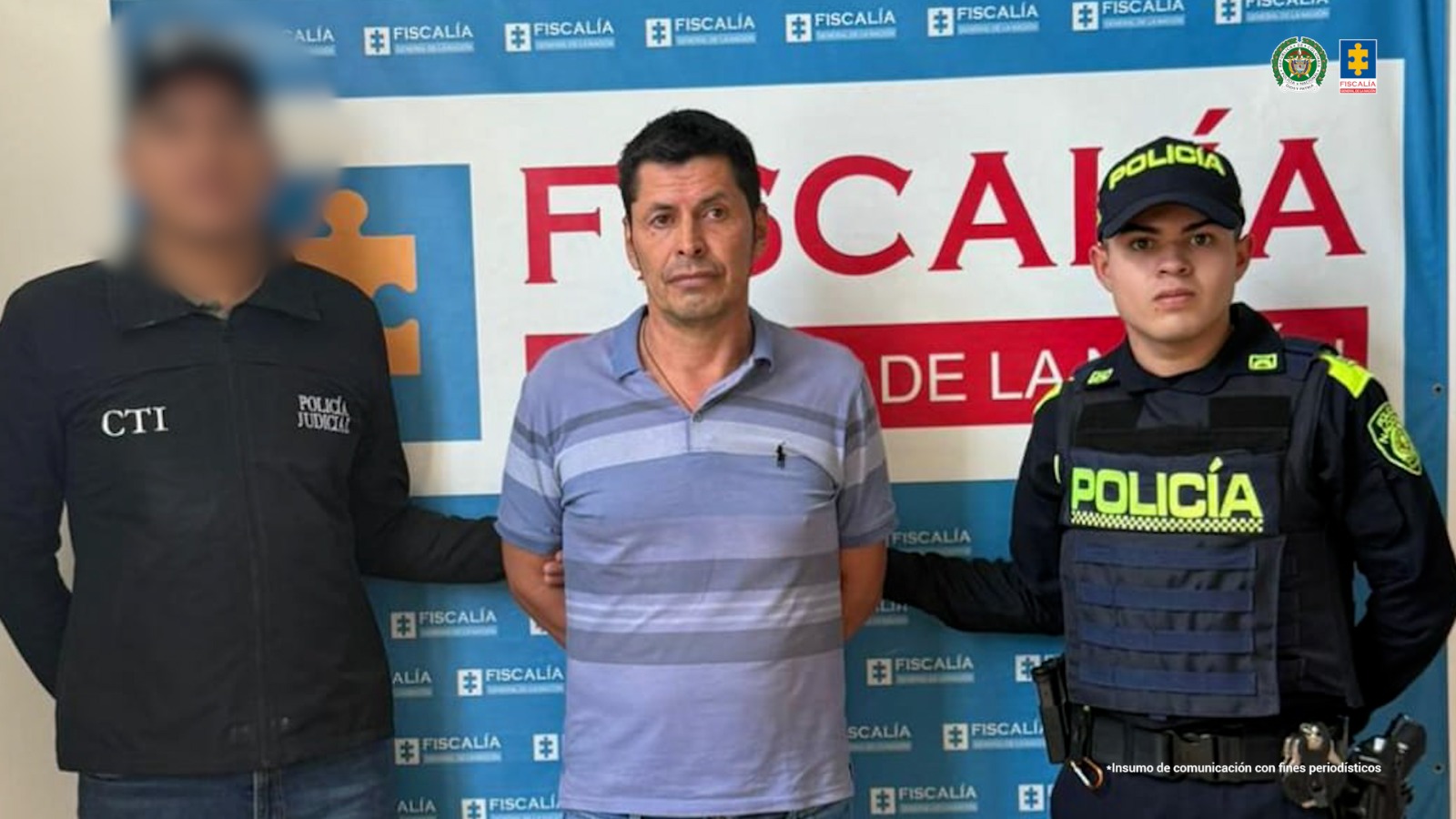 En la foto aparece el capturado custodiado por un servidor del Cuerpo Técnico de Investigación y de la Policía Nacional.  En la foto también aparece de fondo un backing de la Fiscalía General de la Nación.
